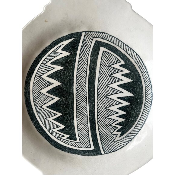 Signed Pratt 1993 Anasazi Escavada  Style B&W Hand-Painted Ceramic Plate - Picture 6 of 6